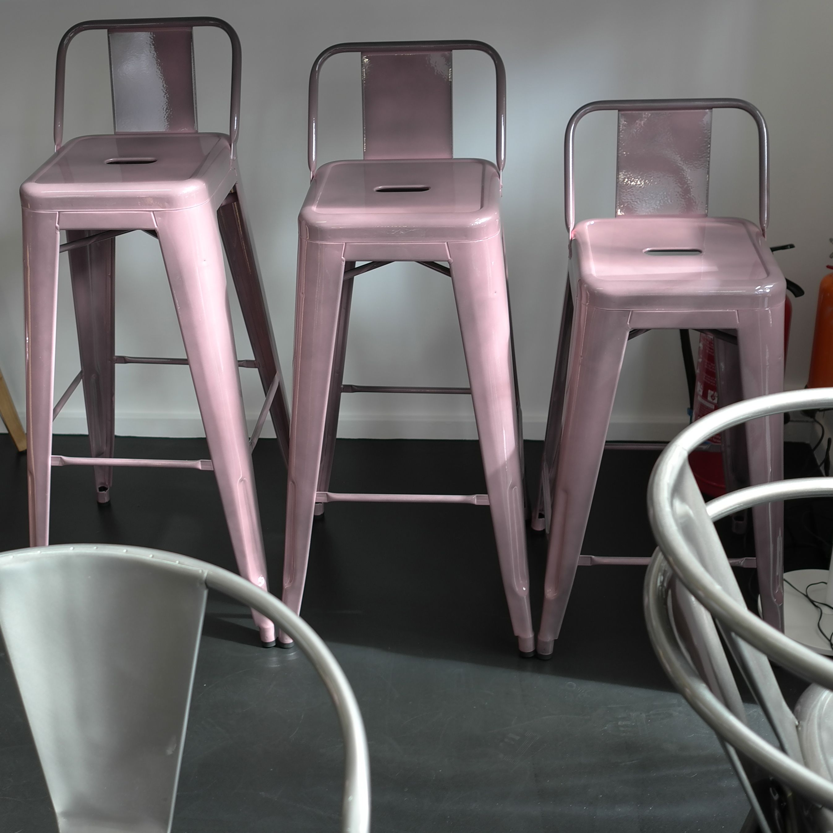 Tabouret tolix haut rose
