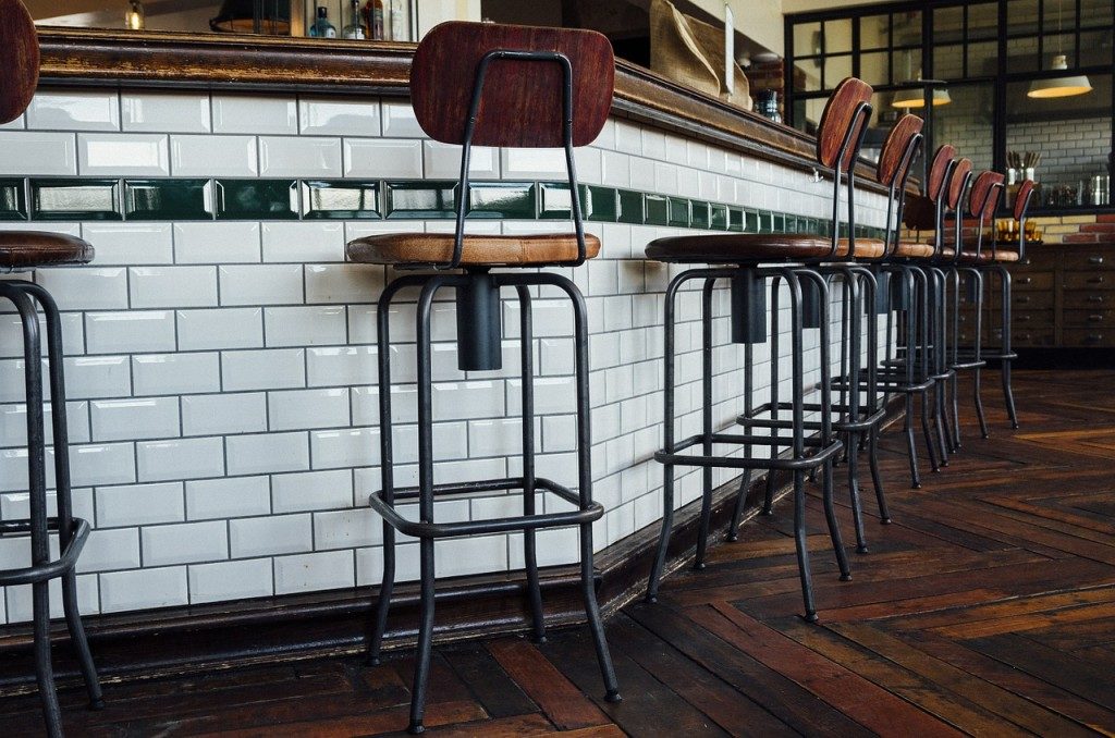 Tabouret de bar faible encombrement