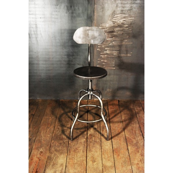 Vieux tabouret de bar industriel