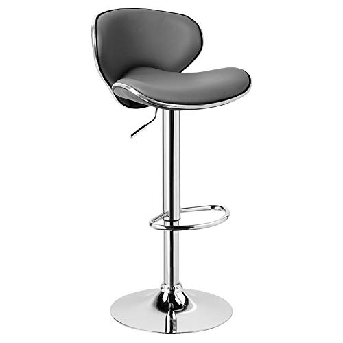 Personne assise sur un tabouret de bar