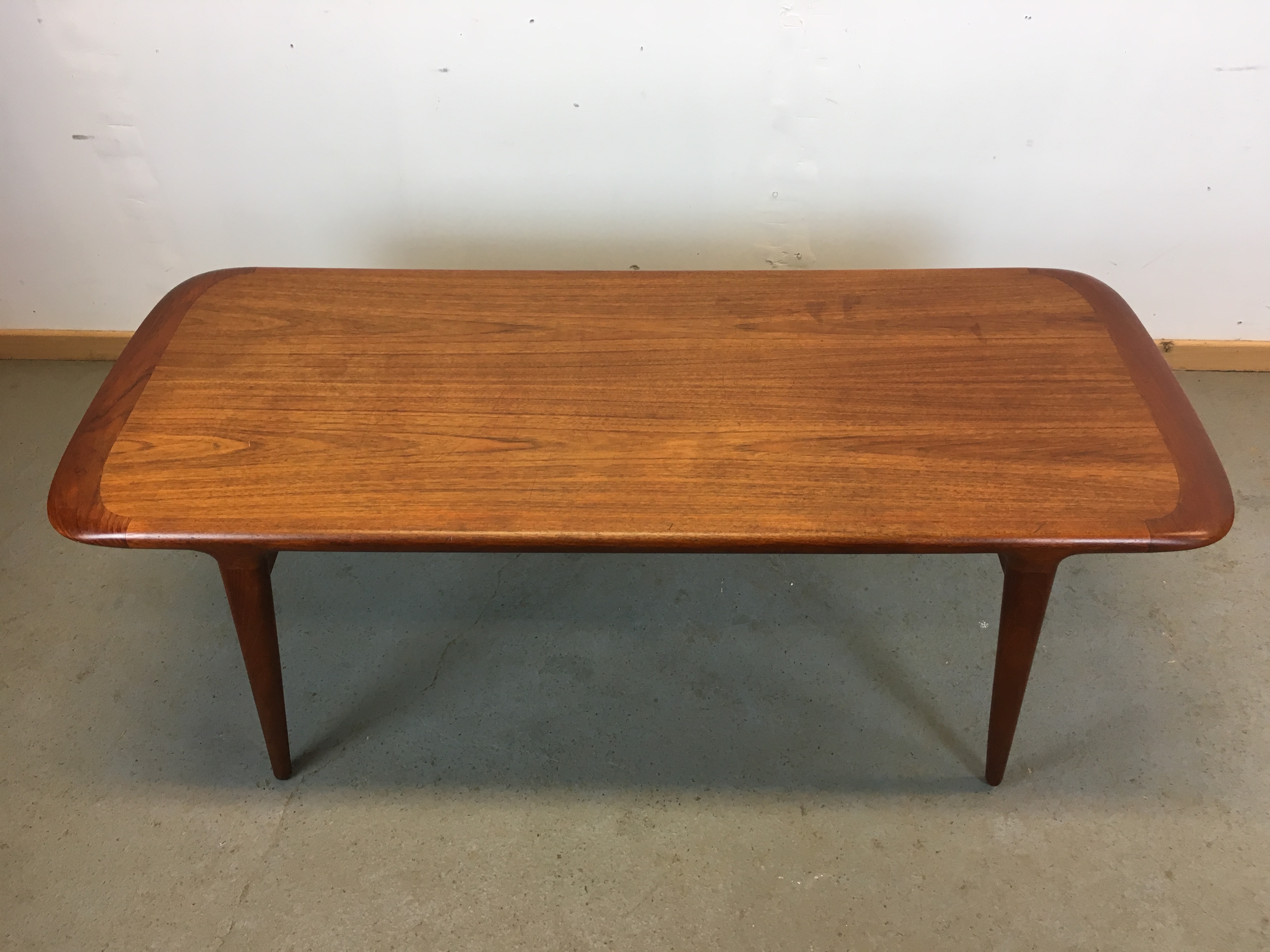 Table basse high tech