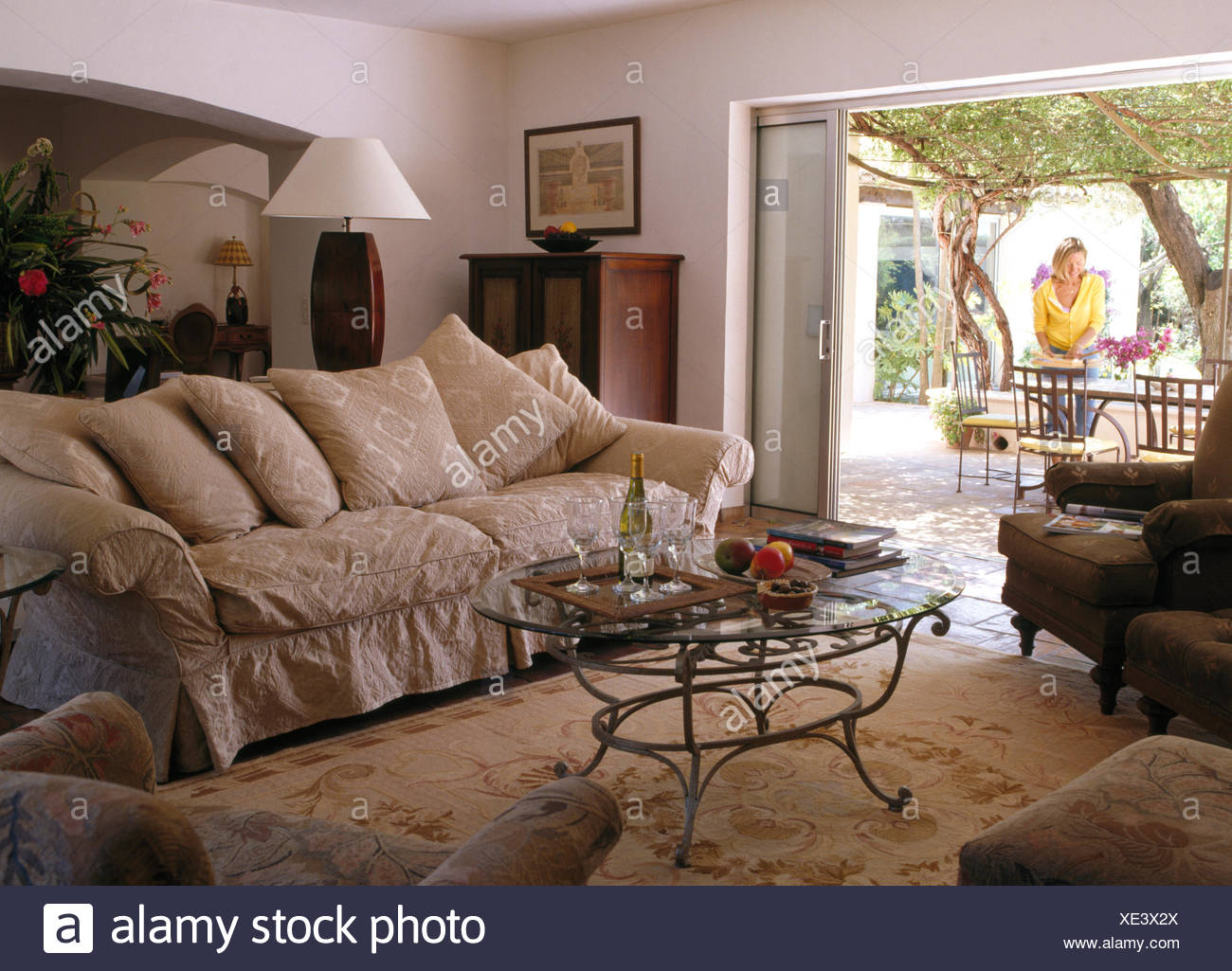 Table basse en verre avec femme