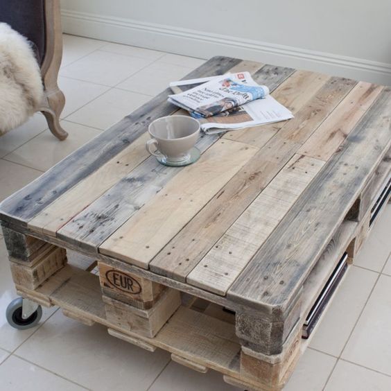 Table basse palette sur roulette