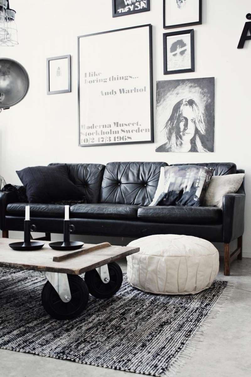 Canape noir et table basse en bois