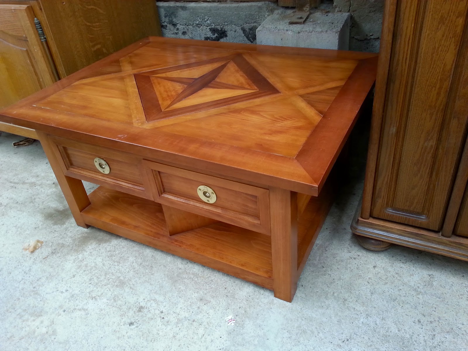 Table basse en bois rouge