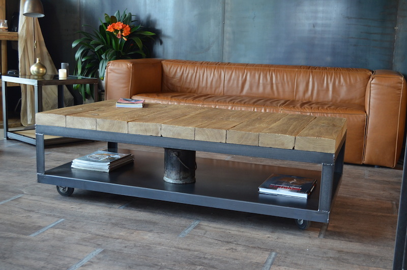 Longue table basse en bois