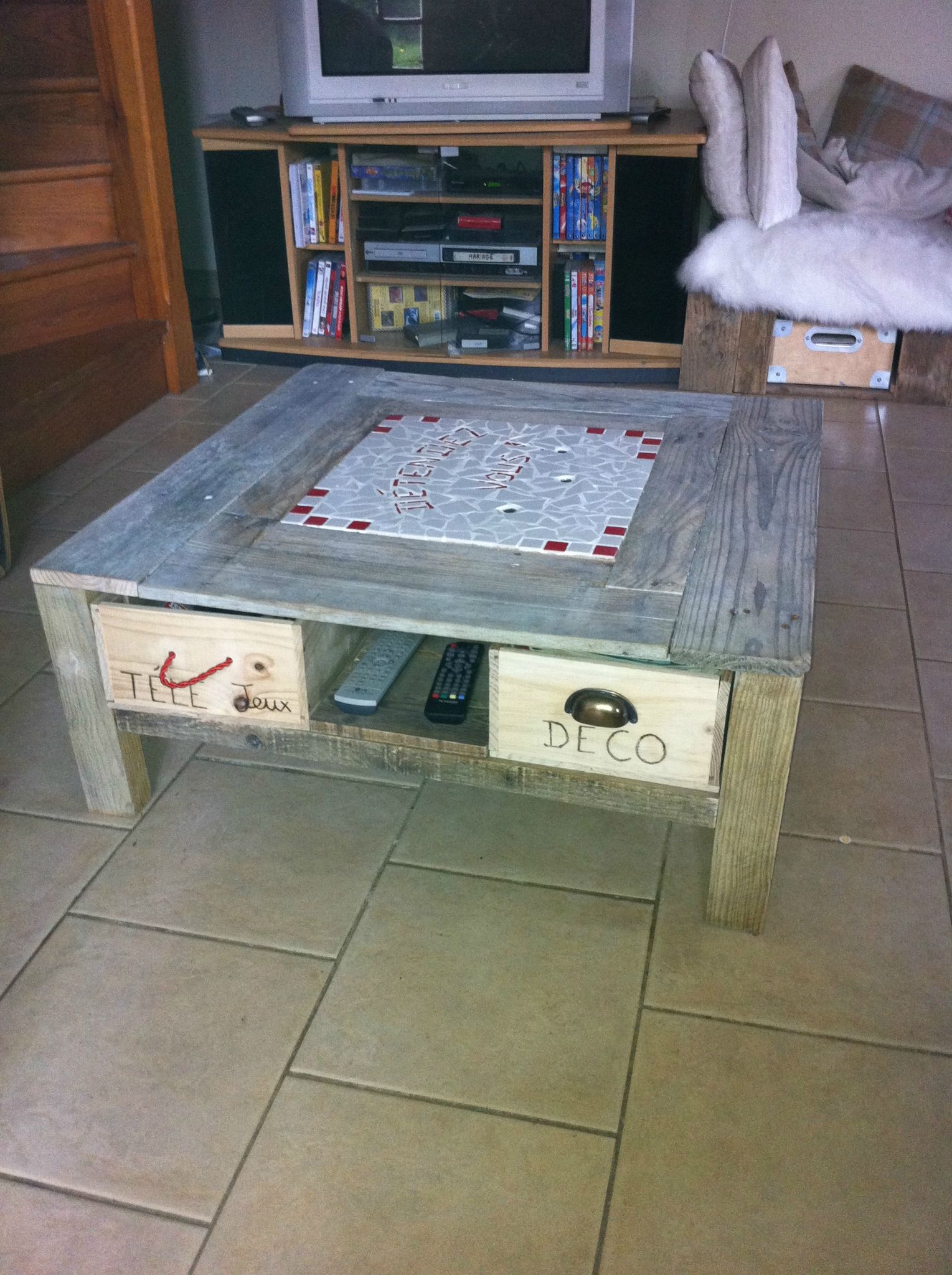 Table basse palette et caisse de vin