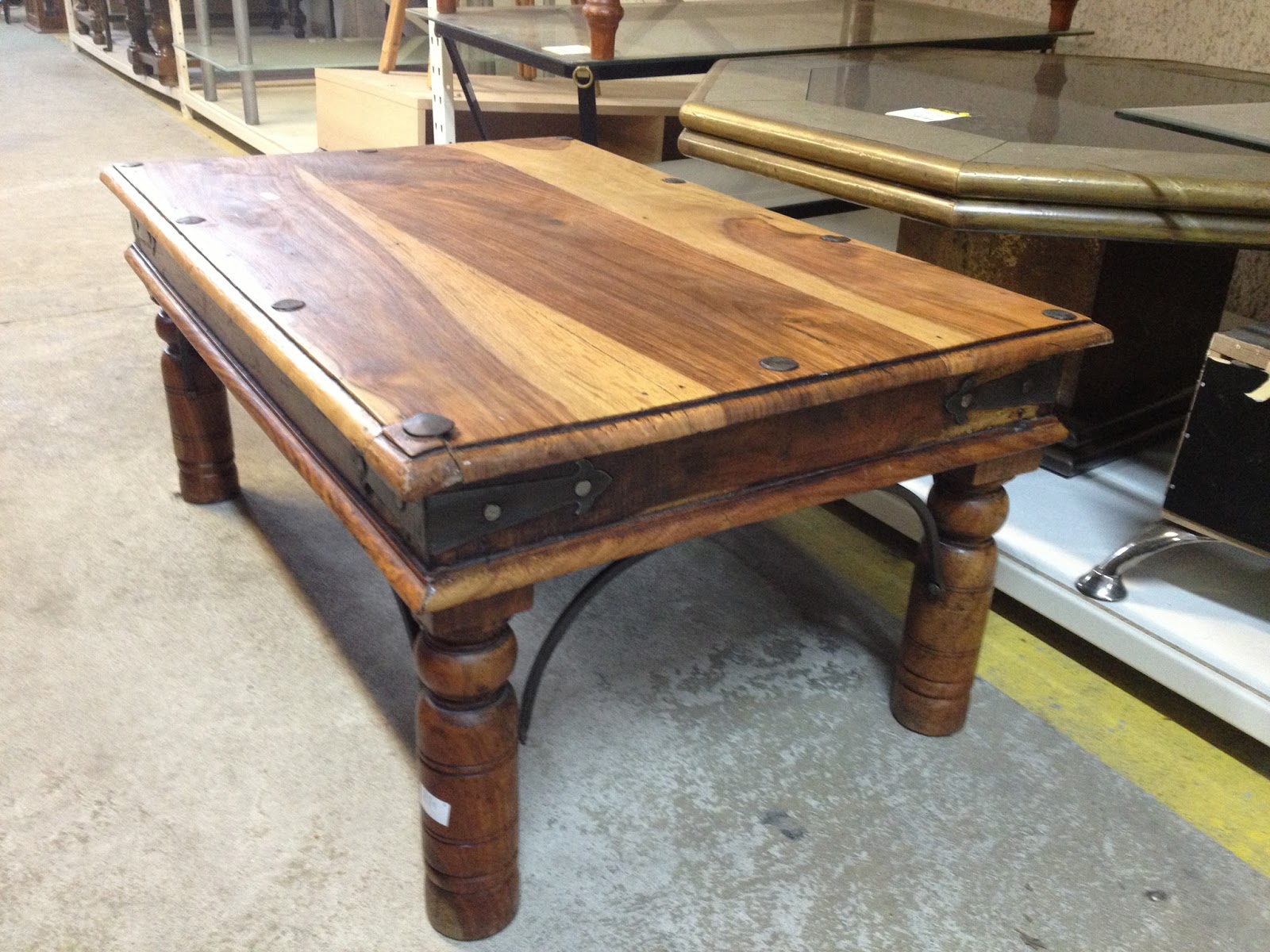 Comment repeindre une table basse bois