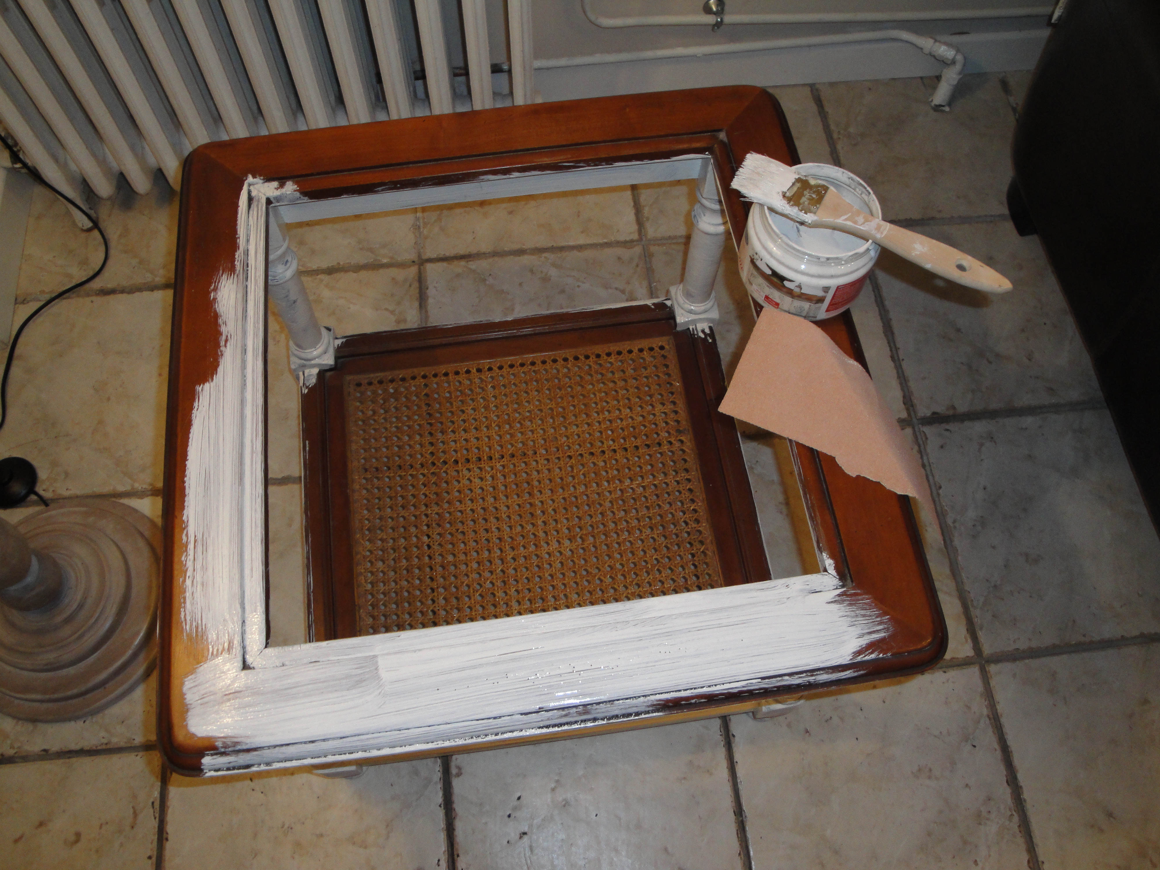 Peindre une table basse en bois en blanc