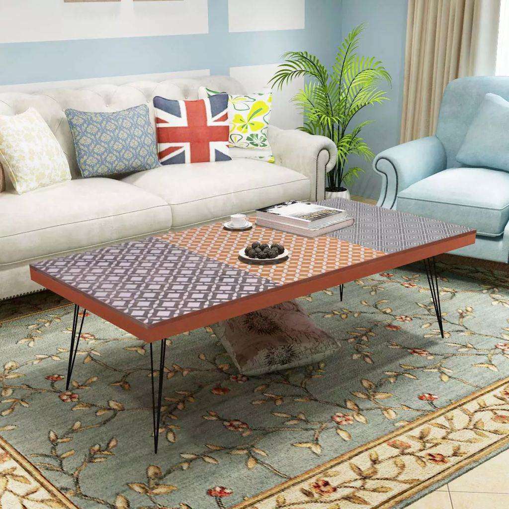 Table basse design rétro avec motifs décoratifs
