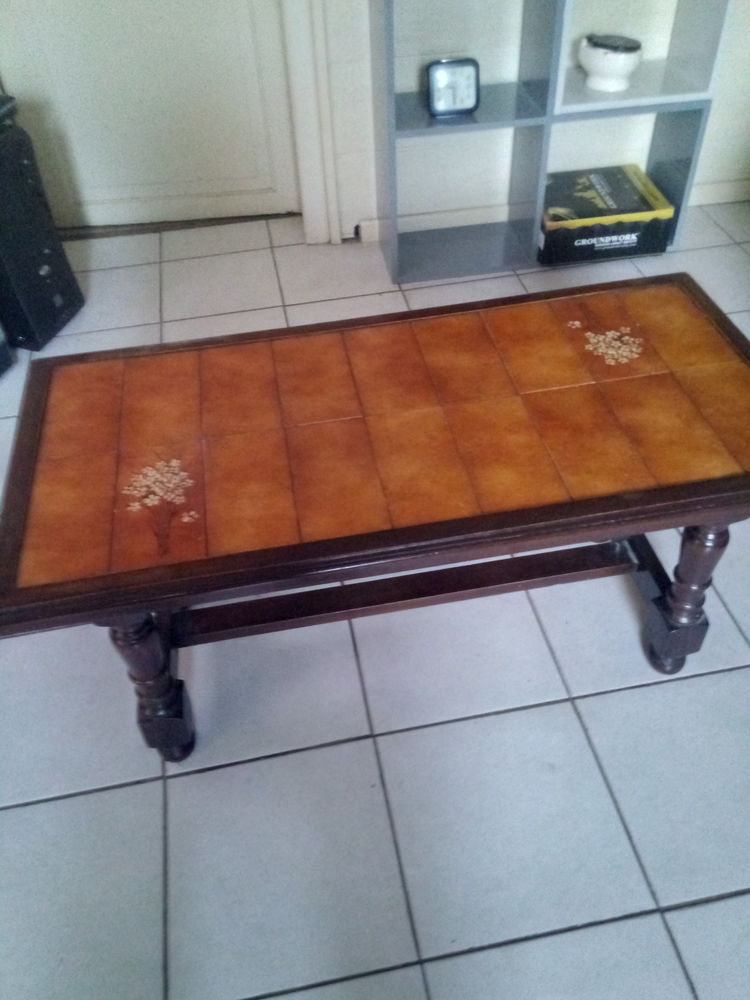 Table basse en bois et carrelage