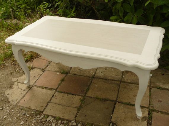 Table basse en bois peint