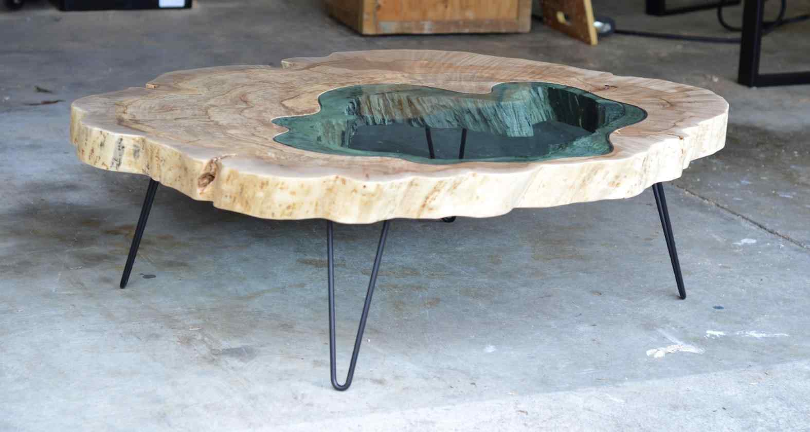 Table basse en bois brut et verre