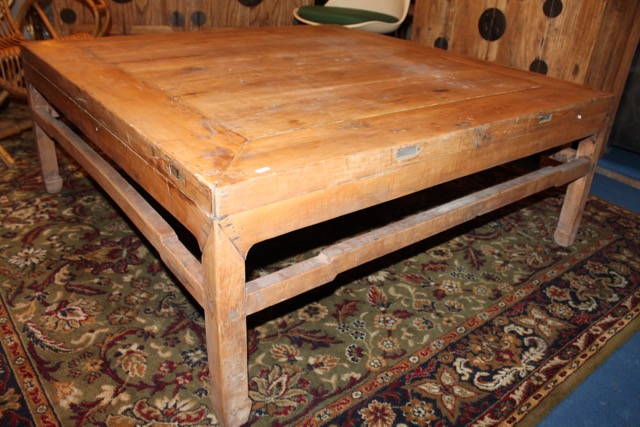 Grande table basse en bois brut