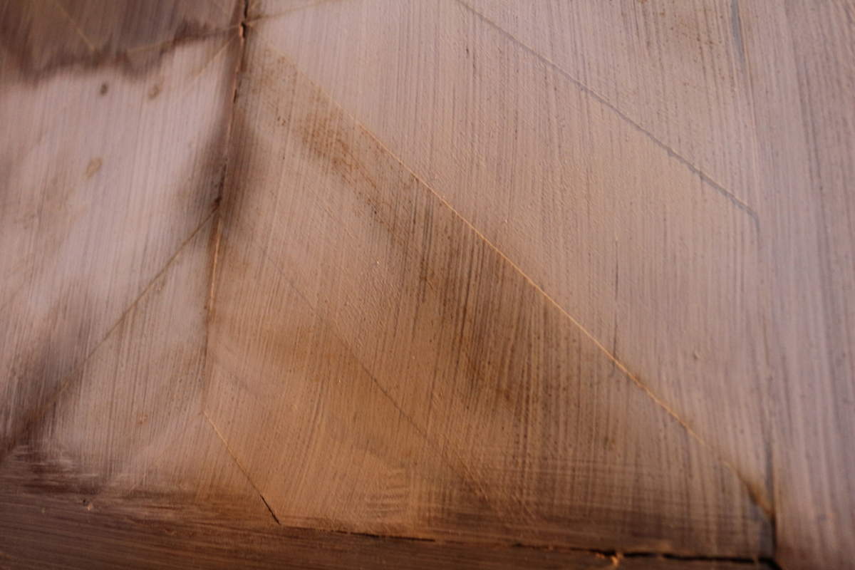 Repeindre une table basse en bois exotique