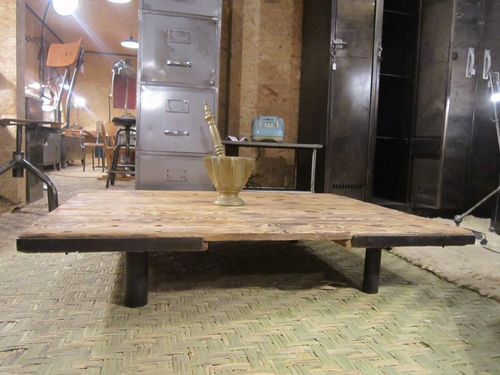 Longue table basse en bois