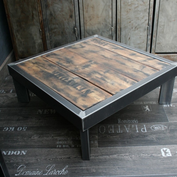 Table basse en bois avec pieds en acier