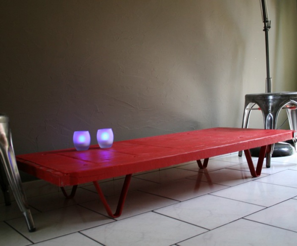 Table basse rouge bois
