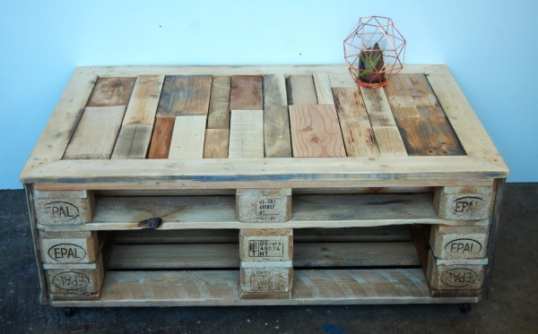 Une table basse avec palette