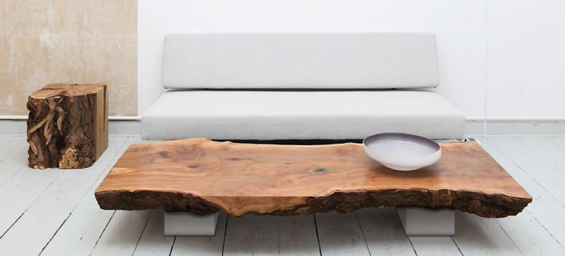Table basse de salon en bois brut