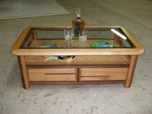 Table basse en bois vitree